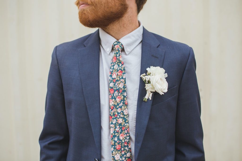 groom suit and tie details